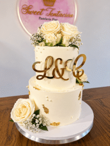 Pastel de boda elegante con flores y dorado (1)