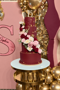 Pastel de quinceañera Sophia en borgoña y oro (1)