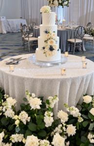 Pastel nupcial con flores y velas