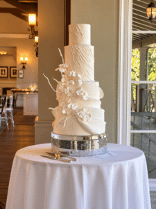 Pastel nupcial elegante en recepción iluminada (1)
